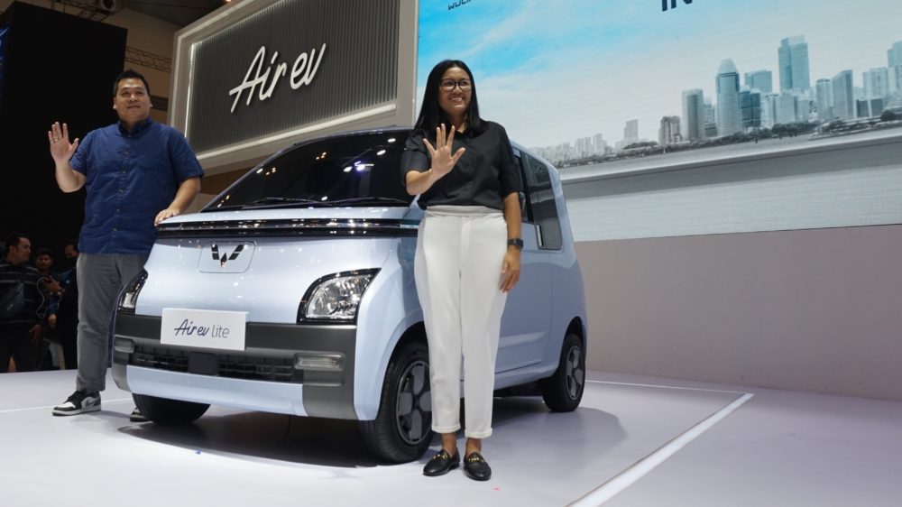 Ki Ka Michael Budihardja Sales Director Wuling Motors dan Dian Asmahani Brand Marketing Director Wuling Motors dalam Peluncuran Air ev Lite di GIIAS 2023 1000x562