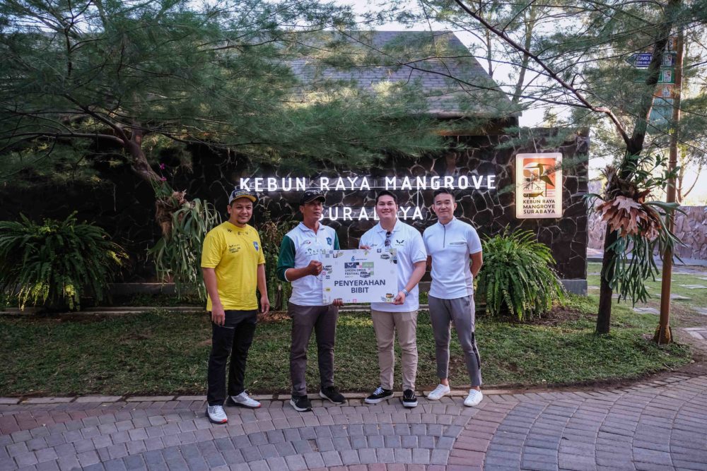 Prosesi penyerahan bibit bakau dilakukan oleh perwakilan Wuling serta WEVI di Mangrove Wonorejo Ecotourism 1000x667