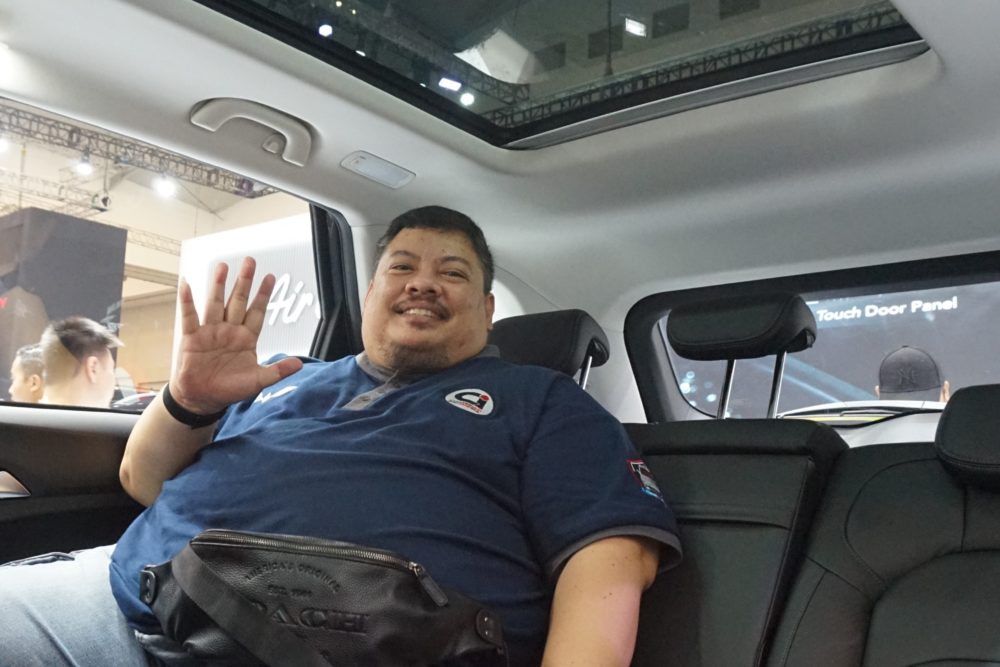Sekjen Cortezian Indonesia Teddy Ichsan turut merasakan kenyamanan ruang kabin New Almaz RS yang didukung panoramic sunroof dan sistem audio dari Infinity 1000x667