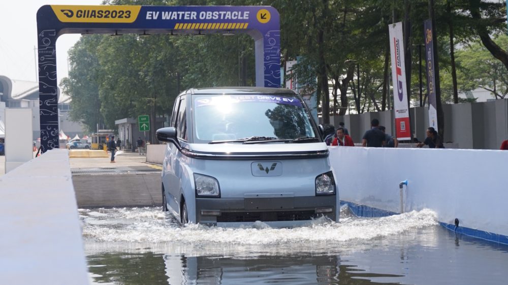 Wuling Air ev Standard Range diuji ketahanan baterainya yang dijamin dengan standar IP67 dan telah melalui pengujian dalam berbagai kondisi ekstrem untuk seluruh varian Air ev. 1000x562