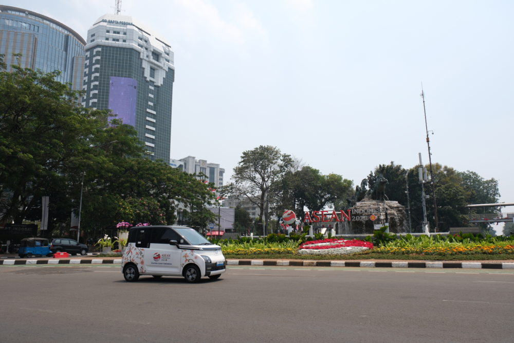 Air ev termasuk dalam kategori kendaraan yang dibebaskan dari ganjil genap sehingga para delegasi pun dapat melintasi kawasan pembatasan plat nomor di beberapa ruas jalan Jakarta 1000x667