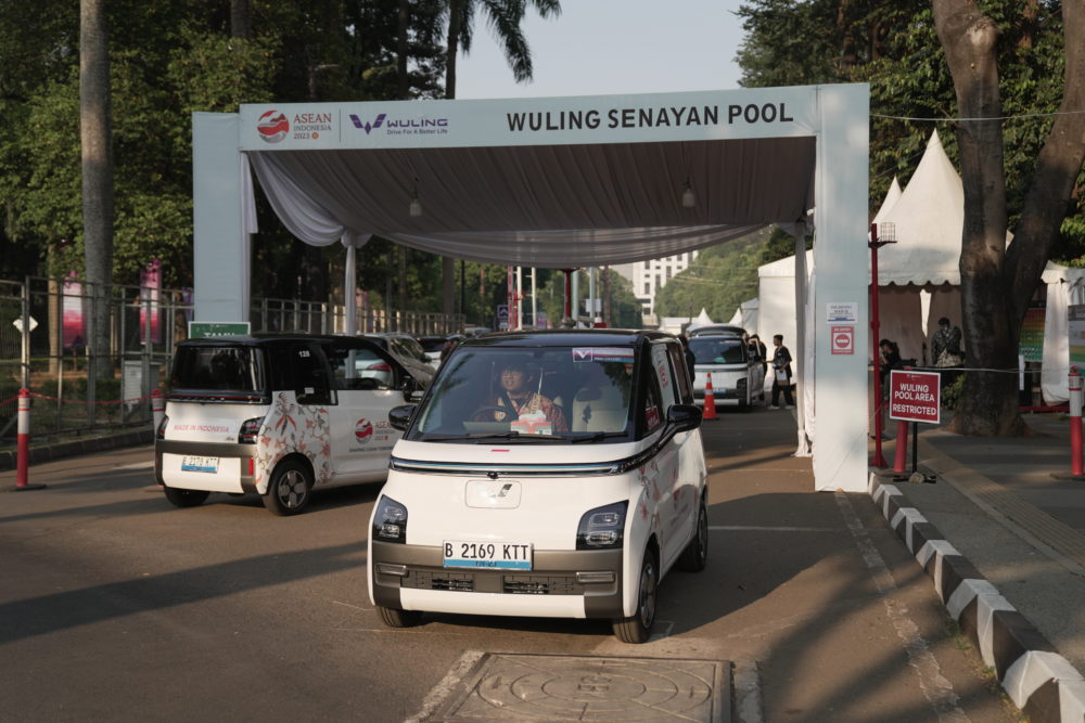 Di Wuling Senayan Pool seluruh unit Air ev diberikan pemeriksaan menyeluruh oleh tim Aftersales dalam rangka memastikan seluruh unit yang bertugas dalam kondisi baik 1000x667