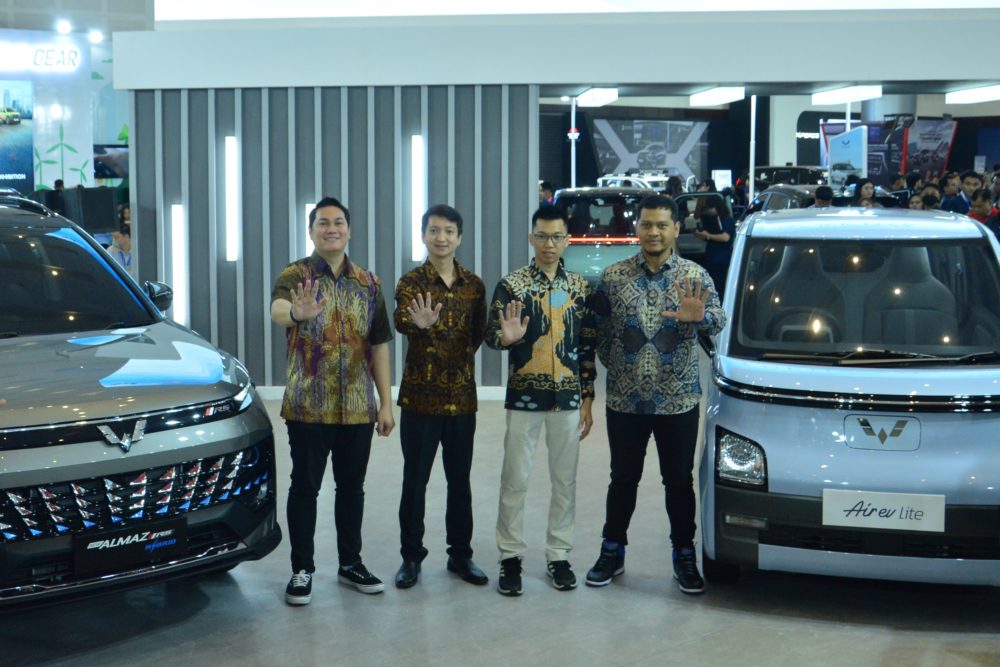 Jajaran perwakilan Wuling Motors bersama New Almaz RS dan Air ev Lite dalam konferensi pers di GIIAS Surabaya 2023 1000x667