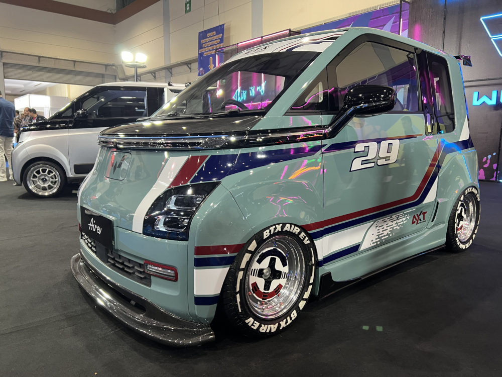 Pada ajang OLX Autos Indonesia Modification Lifestyle Expo IMX 2023 Wuling perdana menampilkan satu unit Air ev kolaborasi spesial dengan BTX 1000x750