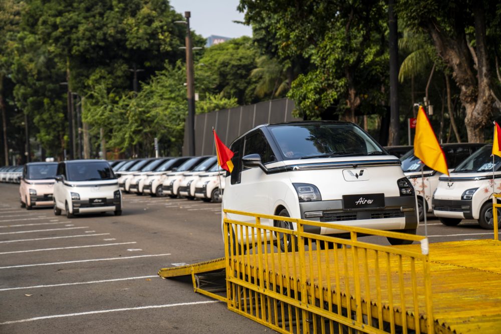 Para tenaga pengemudi diberikan pelatihan secara langsung oleh tenaga ahli dari Wuling sehingga siap melayani mobilitas delegasi selama acara berlangsung 1000x667