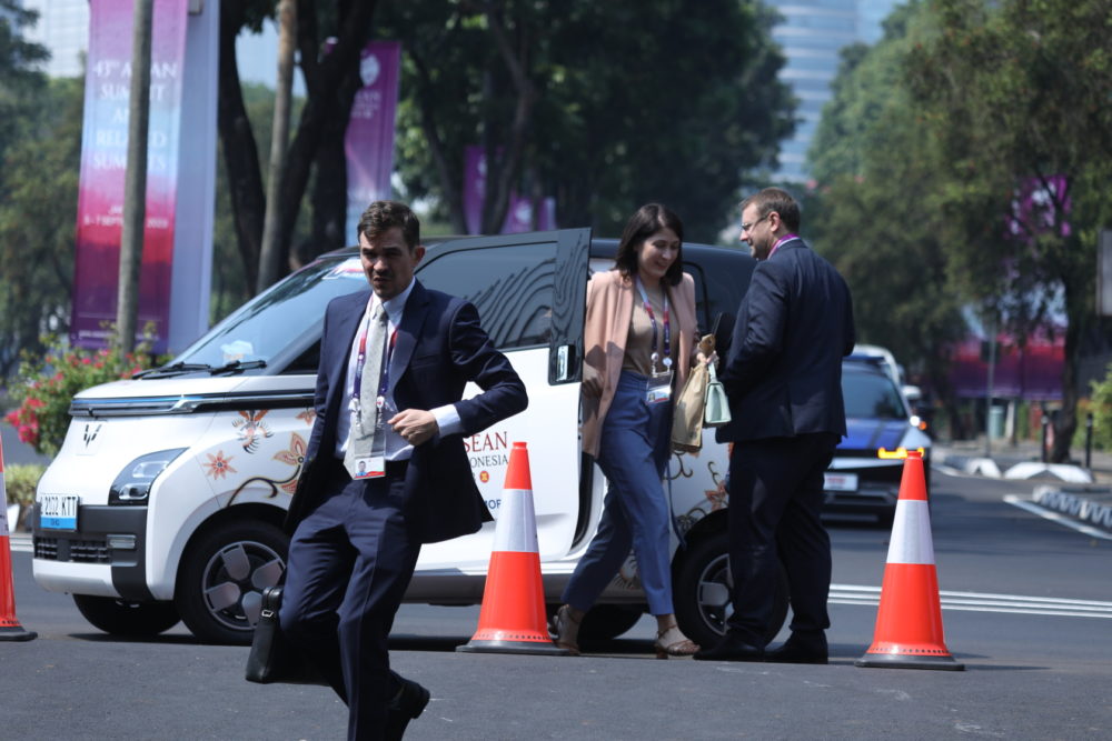 Perwakilan dari 22 negara partisipan serta organisasi internasional berkesempatan menggunakan Wuling Air ev dalam mobilitasnya selama bertugas di KTT ASEAN 2023 di Jakarta 1000x667