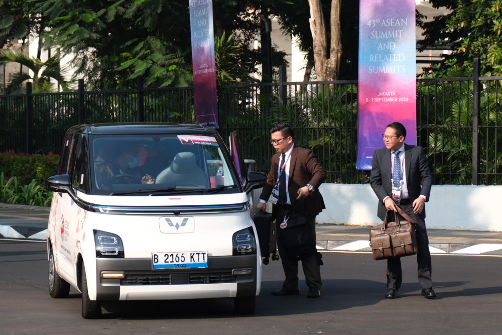 Di Wuling Senayan Pool seluruh unit Air ev diberikan pemeriksaan menyeluruh oleh tim Aftersales dalam rangka memastikan seluruh unit yang bertugas dalam kondisi baik 1000x667