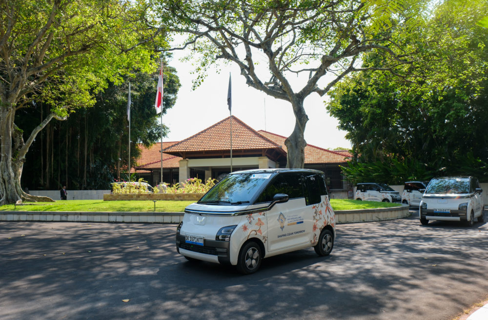 Para delegasi pun dapat melewati beragam kondisi jalan di pulau Dewata dengan nyaman berkat dimensi Air ev yang compact namun memiliki ruang kabin yang lega untuk memuat empat orang.JPG 1000x656