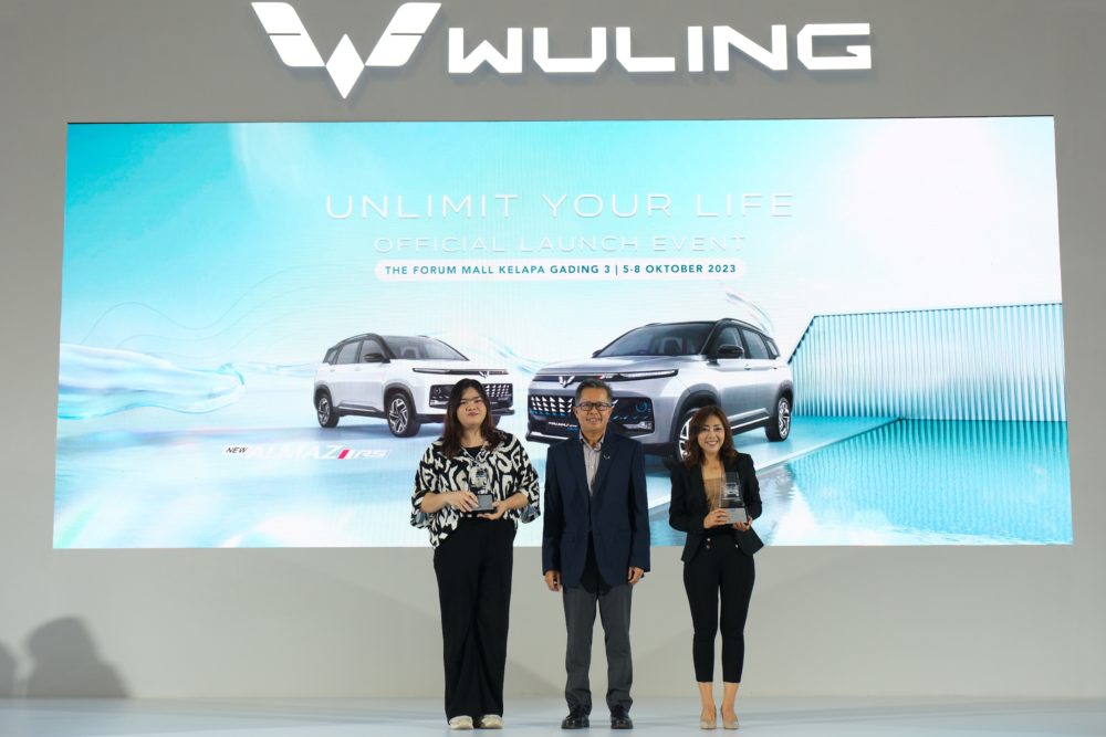 Penyerahan secara simbolis ke perwakilan konsumen Wuling New Almaz RS  1000x667
