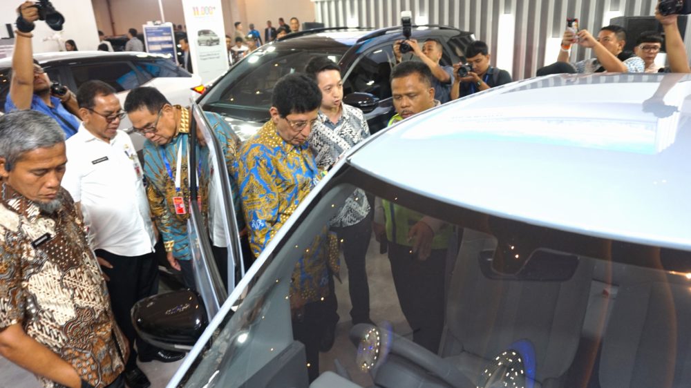 Perwakilan Kementerian Perindustrian serta Pemda Jawa Tengah melihat secara langsung Air ev Lite yang ditampilkan di booth Wuling di GIIAS Semarang 2023 1000x562