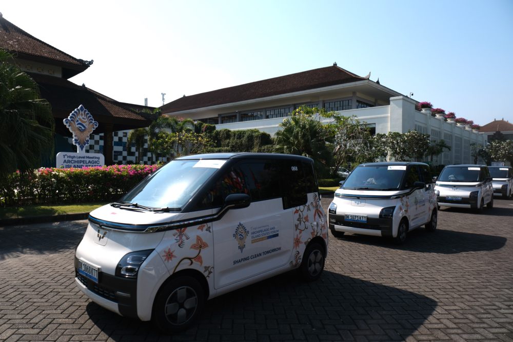 Sebanyak 100 unit Air ev dikerahkan sebagai Official Car Partner KTT AIS Forum 2023 di Bali guna menghadirkan mobilitas ramah lingkungan para delegasi 1000x667