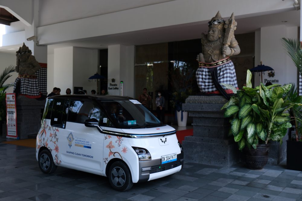 Wuling Air ev yang menjadi Official Car Partner di KTT AIS 2023 ini telah berkontribusi dalam mendukung mobilitas ramah lingkungan selama acara berlangsung di Pulau Dewata 1 1000x667