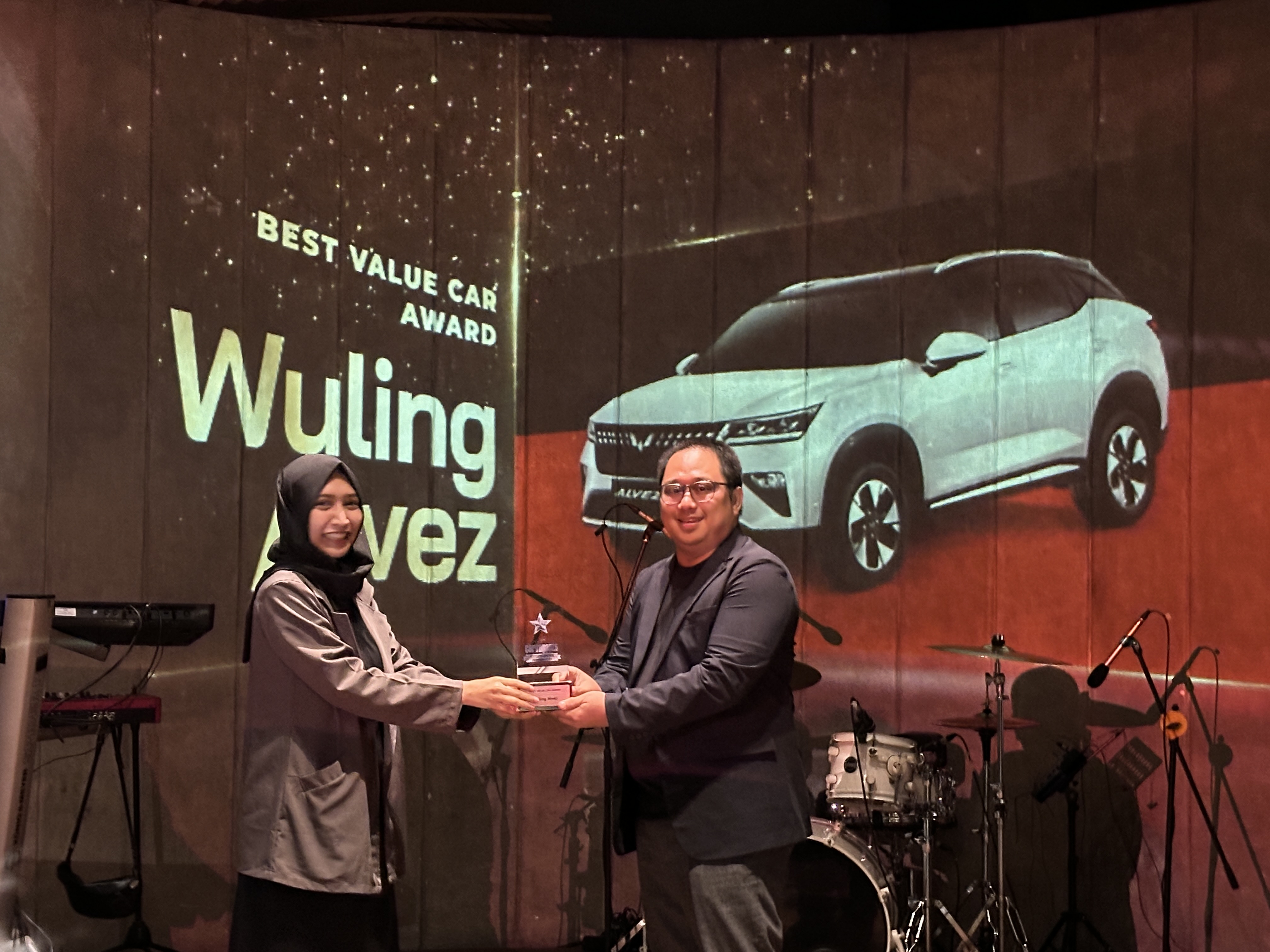 Image Wuling Alvez Raih Penghargaan Best Value Car dalam Carvaganza Editors’ Choice Award 2023