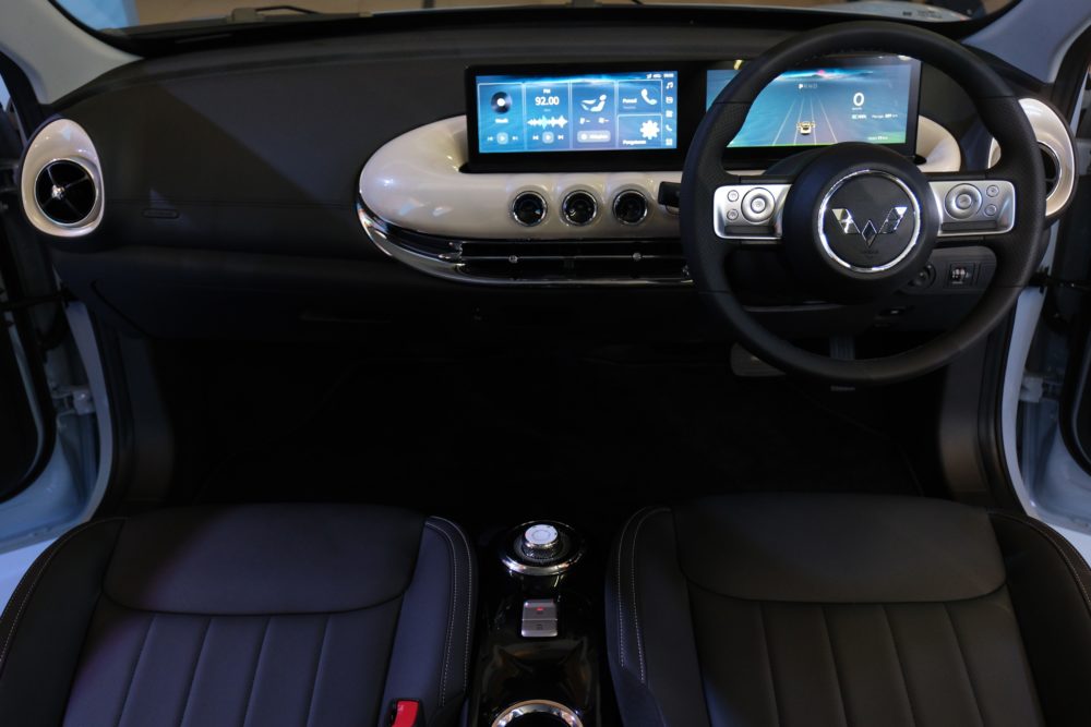 Bagian interior Wuling BinguoEV memadukan desain yang classy dengan ruang kabin yang nyaman dan teknologi canggih untuk menunjang pengalaman berkendara. 1000x667