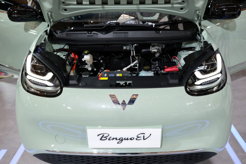 BinguoEV dilengkapi motor listrik berdaya maksimal 50 kWh yang disuplai oleh baterai berkapasitas 319 kWh untuk Long Range 330 km dan 379 kWh untuk tipe Premium 410 km 1000x667