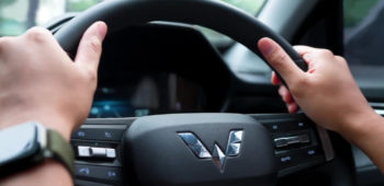Image Cara Memegang Setir Mobil yang Benar & Tepat