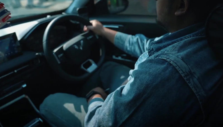 Image Posisi Kaki Saat Menyetir Mobil Matic Senyaman Alvez