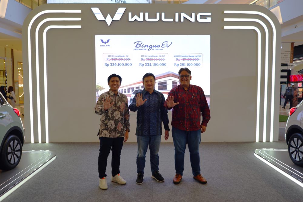 Perwakilan Wuling Motors dengan Wuling Arista bersama BinguoEV 1000x667