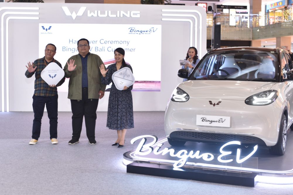 Sesi penyerahan Wuling BinguoEV secara simbolik kepada konsumen pertama di Bali 1000x667