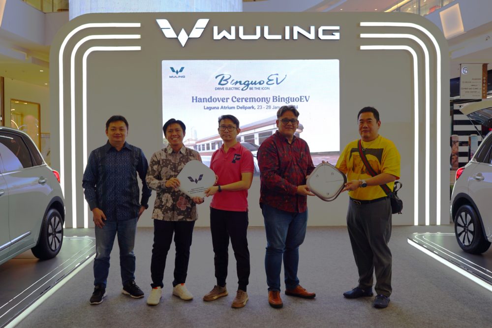 Sesi penyerahan Wuling BinguoEV secara simbolik kepada konsumen pertama di Medan 1000x667