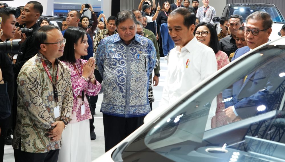 Presiden Republik Indonesia Ir. H. Joko Widodo Mengunjungi Booth Wuling di IIMS 2024 1000x567