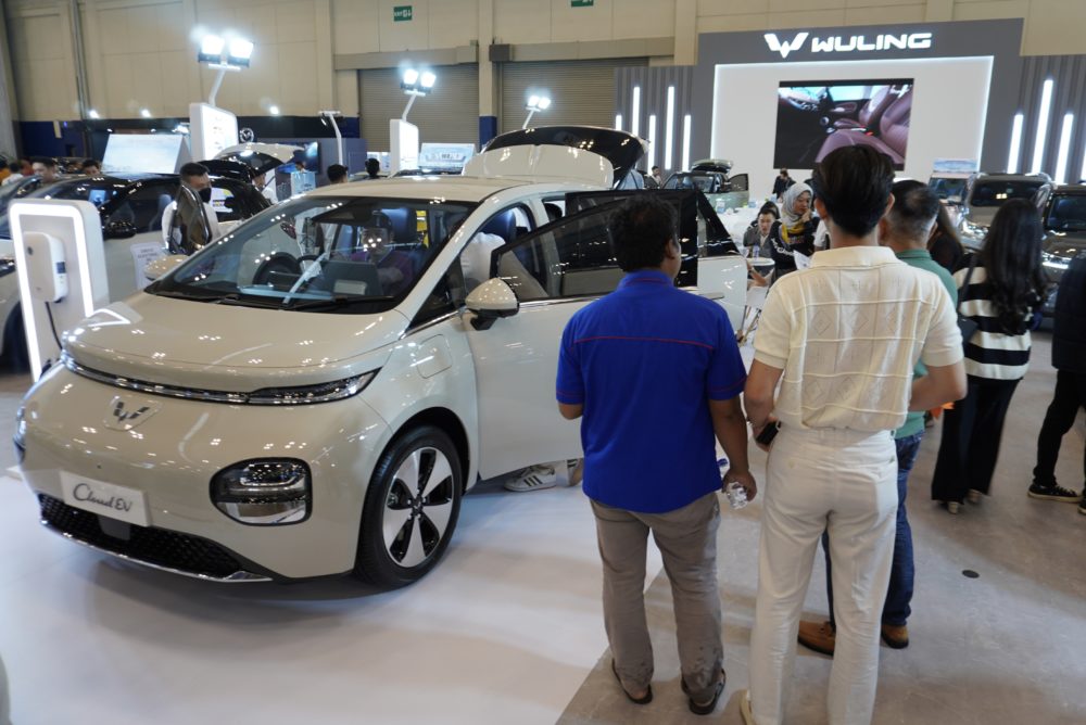 Wuling juga menampilkan eksterior dan interior mobil listrik terbarunya yaitu Cloud EV yang hadir di booth Wuling selama gelaran BCA Expoversary 2024 1000x668