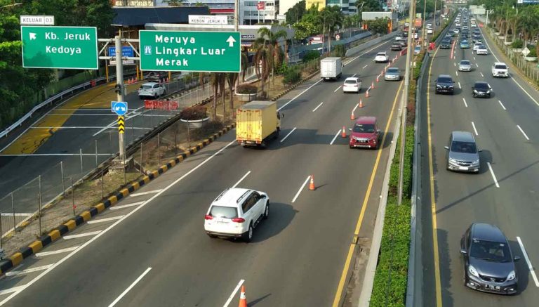 Image What is a Contraflow System & Tips for Safe Driving in This Area