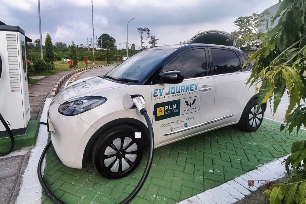 BinguoEV melakukan pengisian daya cepat di salah satu DC charging station Wuling 1000x667