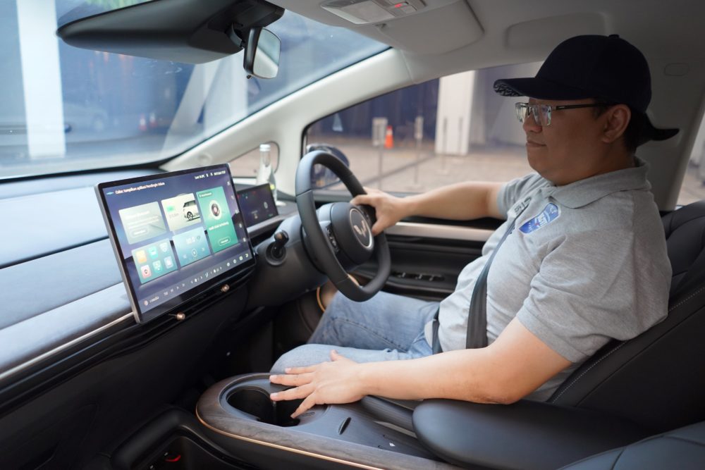 15.6” Intelligent Head Unit yang berada di tengah dashboard Cloud EV menjadi salah satu favorit bagi Anton perwakilan komunitas WEVI 1000x667