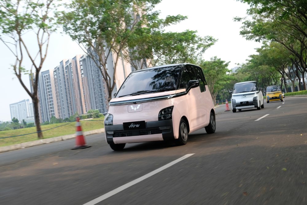 Pelanggan dapat menikmati Program Lifetime Core EV Components Warranty bagi pembelian kendaraan listrik Wuling buatan Indonesia seperti Air ev 1000x667