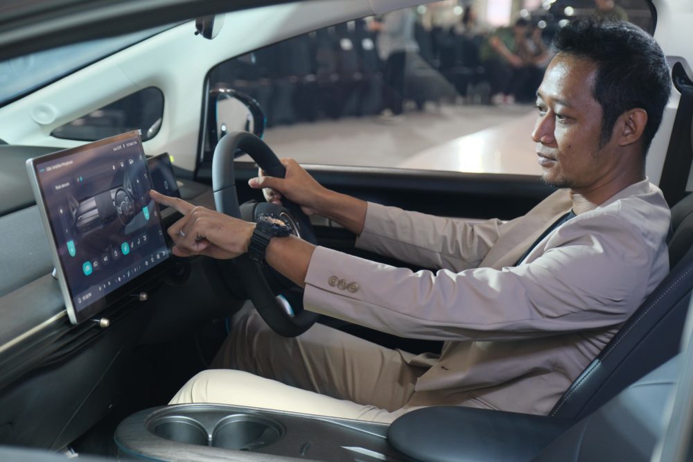 Tersemat layar besar Intelligent Control Panel 15.6 inci pada Cloud EV yang berfungsi sebagai pusat kendali kendaraan dan fitur entertainment 1000x667