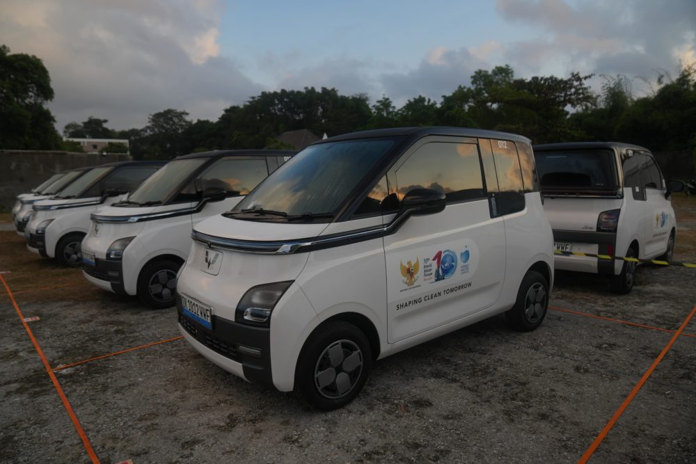 Wuling Air ev dan BinguoEV tampil dengan livery khusus yang menghiasi pintu depan kendaraan. Terdapat logo burung Garuda yang merepresentasikan Indonesia sebagai penyelenggara World Water Forum ke 10. 1000x667