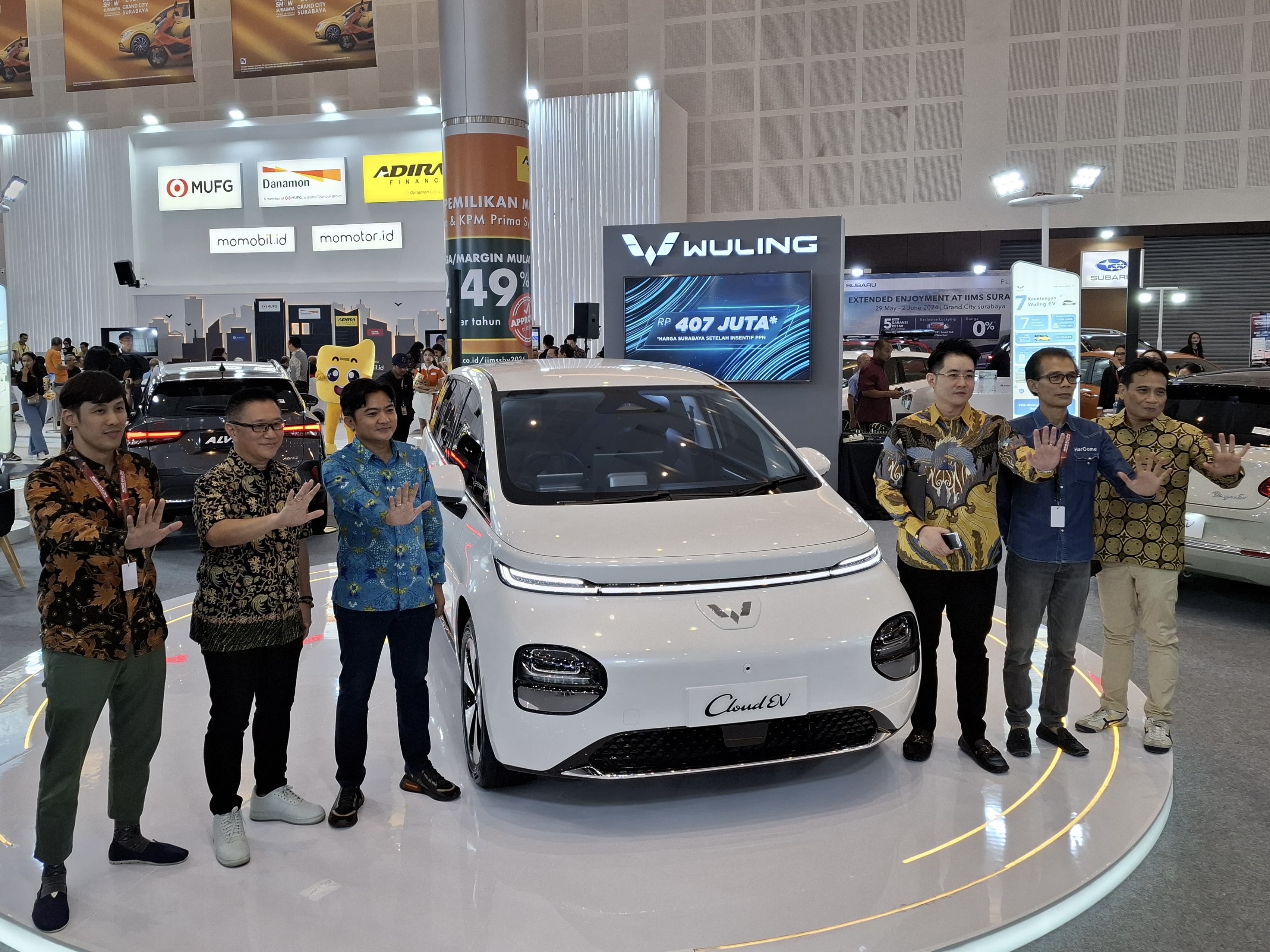 Image Wuling Cloud EV Officially Available in the City of Heroes During IIMS Surabaya 2024