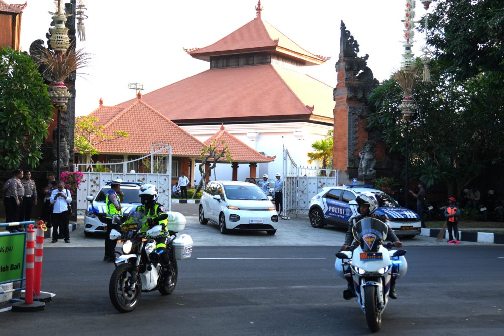 Wuling CloudEV yang bertugas menjadi protokol melakukan penjemputan di area kedatangan VIP Bandara Ngurah Rai 1 1000x667