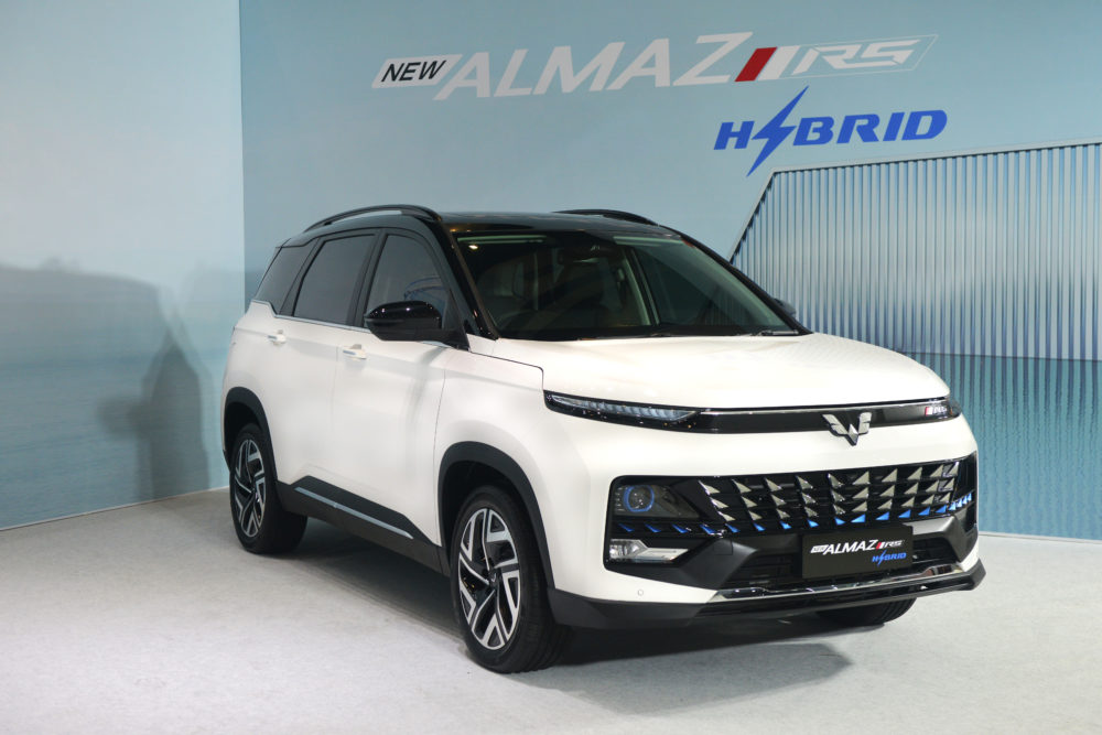 Flagship SUV dari Wuling New Almaz RS Pro dan New Almaz RS Pro Hybrid bisa dibawa pulang oleh konsumen dengan uang muka mulai dari Rp80 jutaan atau cicilan mulai Rp7 jutaan per bulan 1000x667