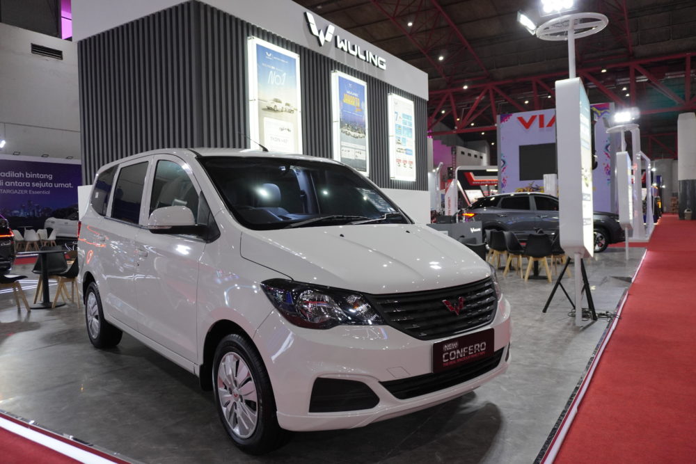 Wuling Confero turut hadir di booth Wuling Jakarta Fair Kemayoran 2024 1000x667