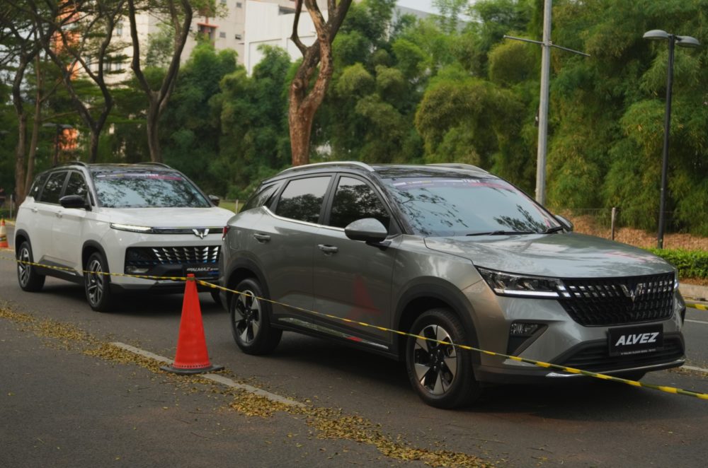 Wuling Alvez dan Wuling Almaz Hybrid juga dapat di test drive oleh pengunjung GIIAS 2024 1000x662