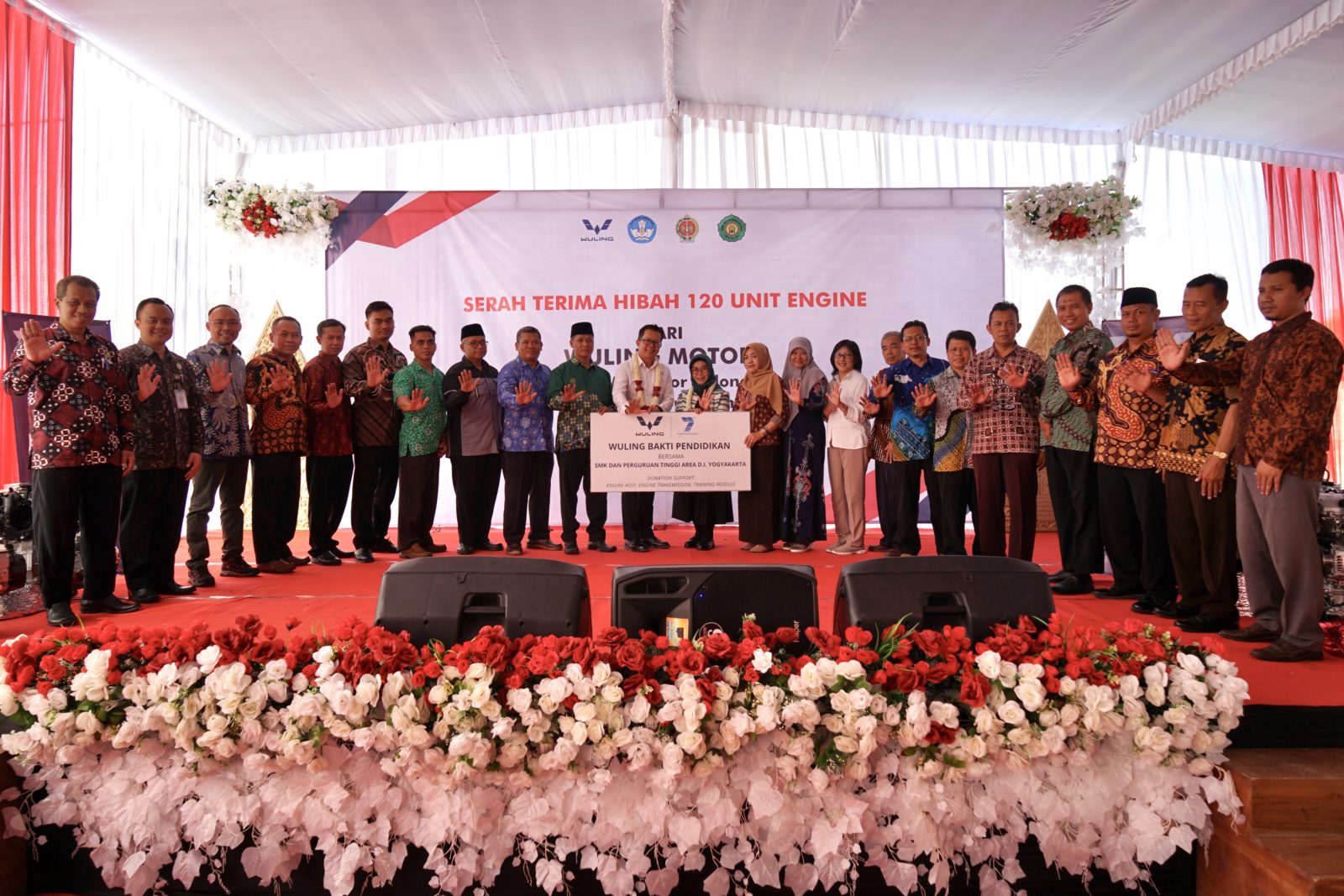 Image Wuling Bakti Pendidikan Donates Engine for Vocational Schools and Universities in Central Java and Yogyakarta