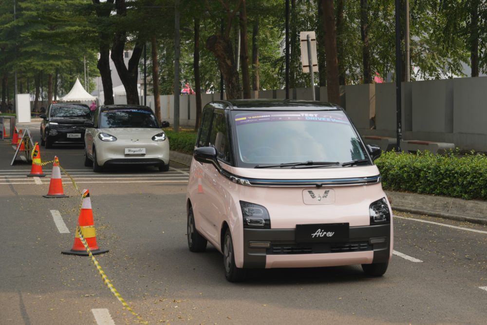 Wuling telah mulai memproduksi mobil listrik sejak 2022 melalui Air ev dan diteruskan dengan menghadirkan BinguoEV pada 2023 dan CloudEV di 2024 1 1000x667