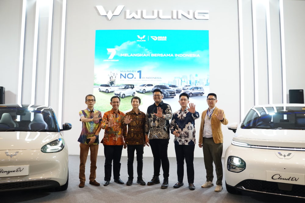 Foto bersama Wuling dengan mitra diler di Surabaya 1000x667