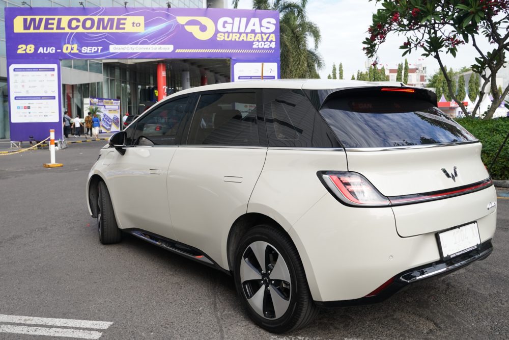 Pengunjung bisa mencoba lini produk mobil listrik di area test drive dan menikmati program promosi selama pameran 1000x667