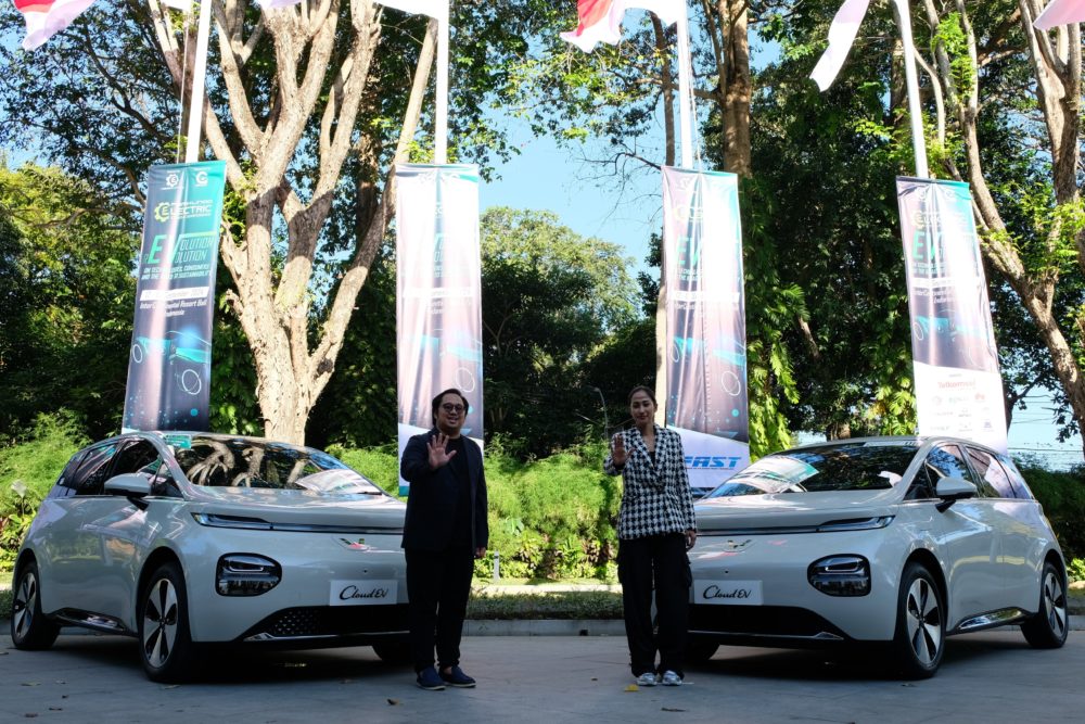 Handover Wuling CloudEV dilakukan di lokasi acara PEVC yakni Intercontinental Resort Bali 1000x667