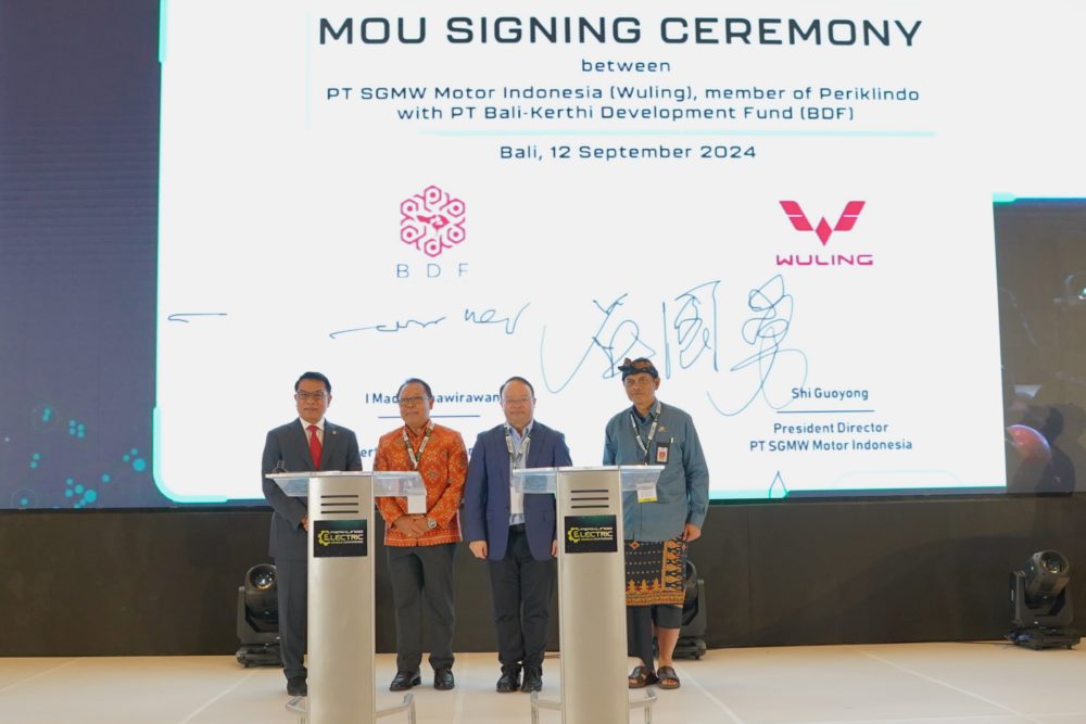 Penandatanganan MoU ini dilakukan oleh Shi Guoyong Presiden Direktur Wuling Motors dan I Made Gunawirawan Direktur Utama BDF di hari pertama Periklindo Electric Vehicle Conference PEVC 1000x667