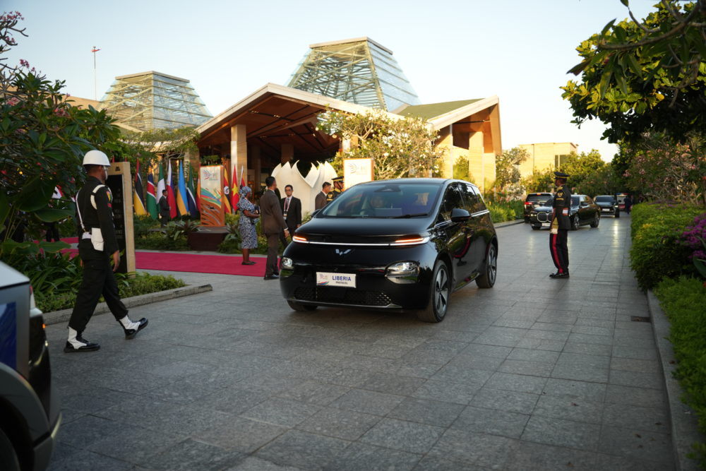 Wuling Cloud EV dalam rangkaian mengawal tamu VVIP ke lokasi Opening Ceremony HLF MSP dan IAF 2024 yang digelar di Mulia Resort 1000x667