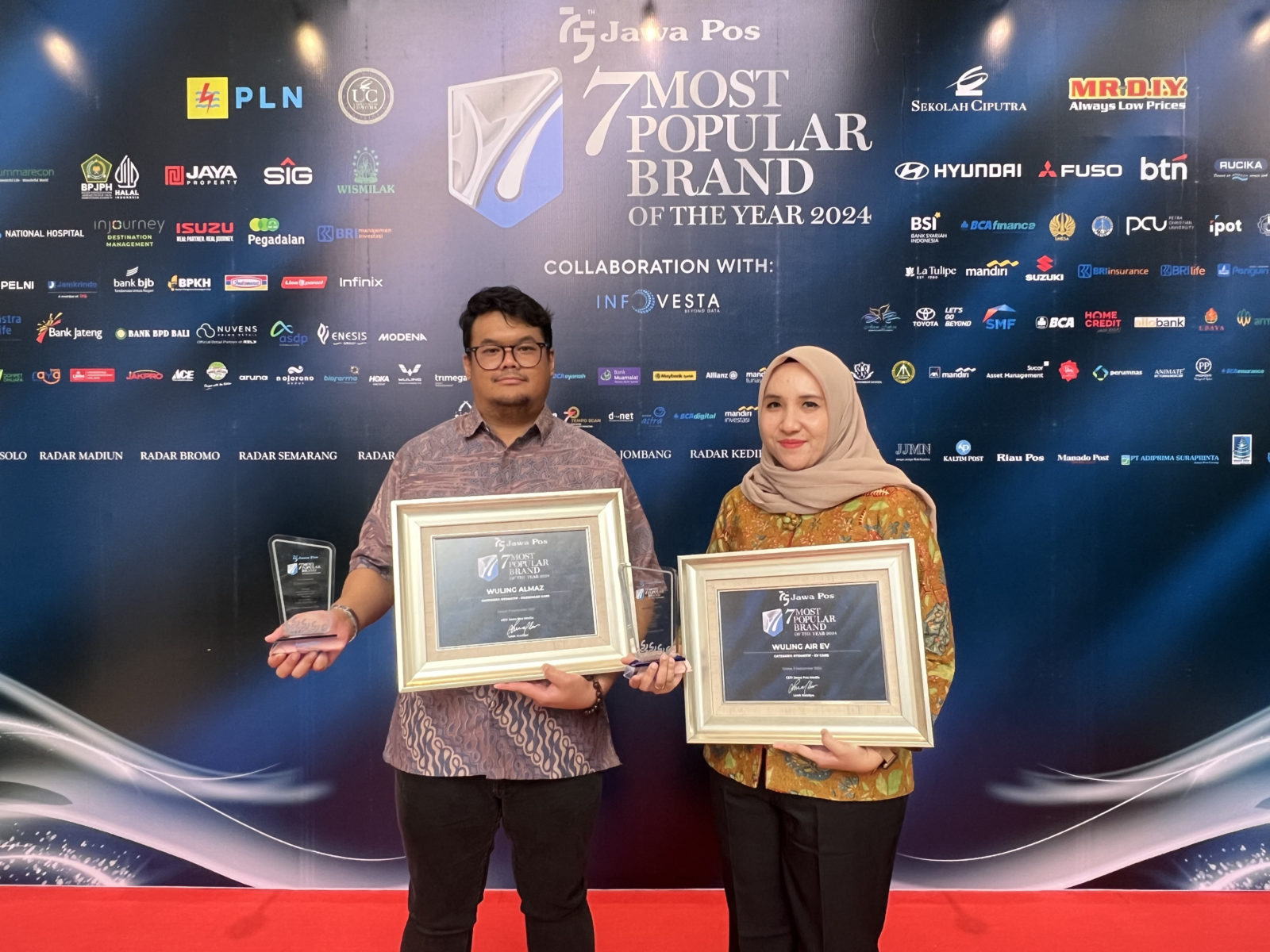 Image Wuling Wins Two Awards at the Jawa Pos 7 Most Popular Brand Of The Year 2024