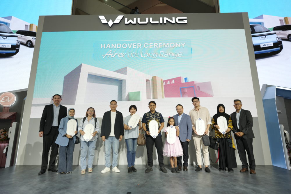 Wuling juga melakukan handover ceremony kepada 7 konsumen pertama Wuling Air ev Lite Long Range 1000x667