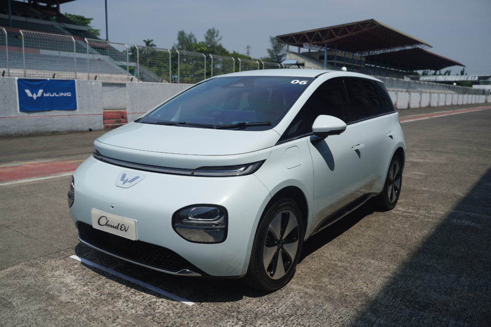 Cloud EV merupakan medium hatchback EV yang diproduksi di pabrik Cikarang. Cloud EV dilengkapi dengan ADAS dan perintah suara berbahasa indonesia serta Wuling Remote Control App 1000x667