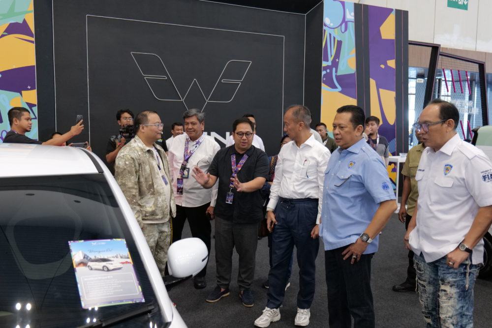 Kunjungan Bapak Agus Gumiwang Kartasasmita selaku Menteri Perindustrian Republik Indonesia dan Bapak Bambang Soesatyo selaku Ketua Umum IMI ke Booth Wuling di IMX 2024 1000x667