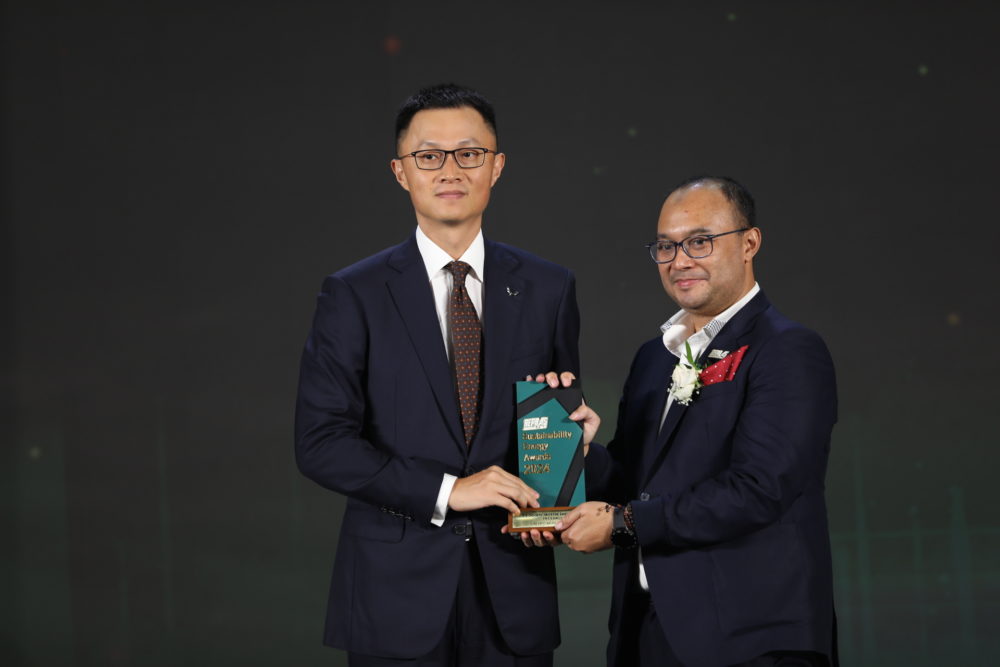 Liu Yan dan Anggawira dengan piala Green Car of The Year 1000x667