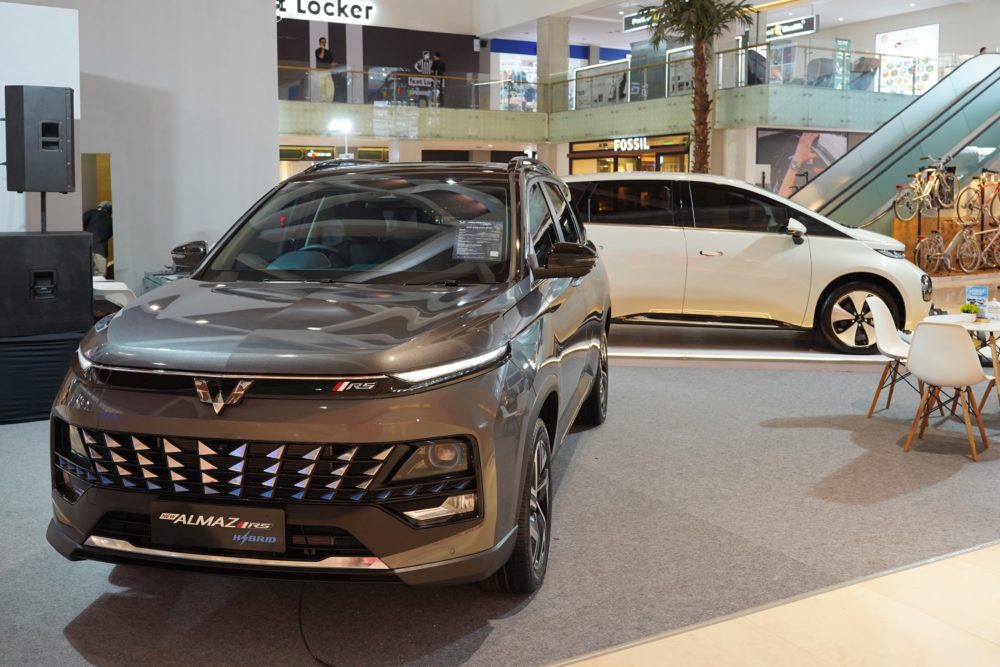 Selain lini produk EV Wuling juga turut menghadirkan kendaraan Hybrid dan ICE di pameran ini 1000x667